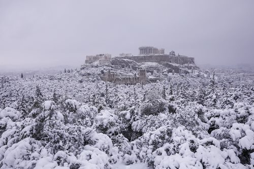 Η Ακρόπολη στα λευκά: Παραμυθένιες φωτογραφίες από τη Αθήνα όπως δεν την έχουμε ξαναδεί