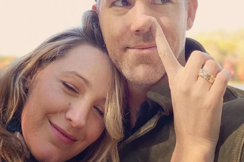 «Τι θα έκανα χωρίς εσένα»: O Ράιν Ρέινολντς βάφει τα μαλλιά της Μπλέικ Λάιβλι στο μπάνιο τους