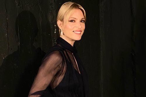 Σαν σε ορεινή, προ-πανδημική εξόρμηση: Καγιά με puffer jacket, χωρίς μακιγιάζ, στη χιονισμένη Βούλα