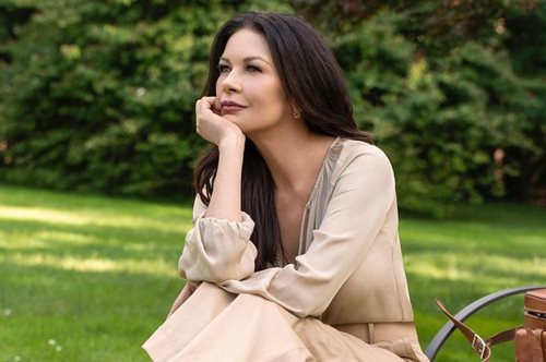 H Κάθριν Ζέτα Τζόουνς σε ρόλο σχεδιάστριας μόδας, κυκλοφορεί την πρώτη της συλλογή με ρούχα