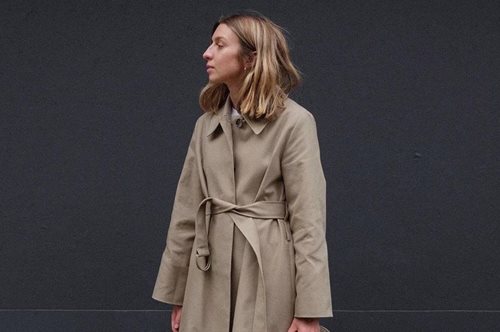 Με καταβολές από τον 19ο αιώνα: Εντοπίσαμε το υβριδικό πανωφόρι που θα φορέσουμε όλες την άνοιξη