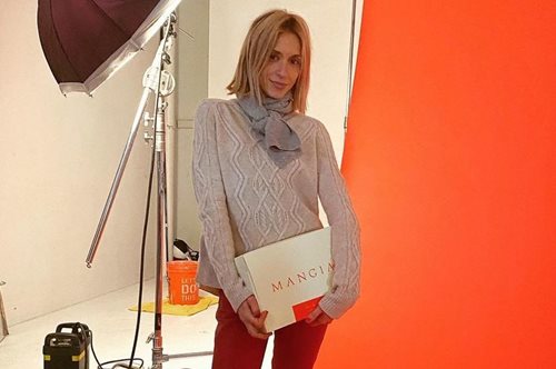 Μαγική κίνηση: Η Σοφία Καρβέλα ξέρει τον πιο κομψό τρόπο να φορέσουμε ένα χοντρό πανωφόρι