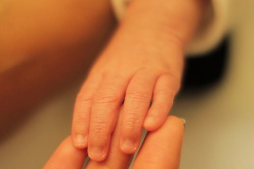 Γυναίκα πρόσφυγας γέννησε το 6ο της παιδί σε ασθενοφόρο του Πολεμικού Ναυτικού στο Λαύριο