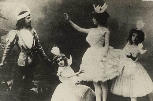 Ένα γεμάτο θέατρο, ένα μουδιασμένο κοινό: Όταν η Λίμνη των Κύκνων ανέβηκε για πρώτη φορά στη Μόσχα