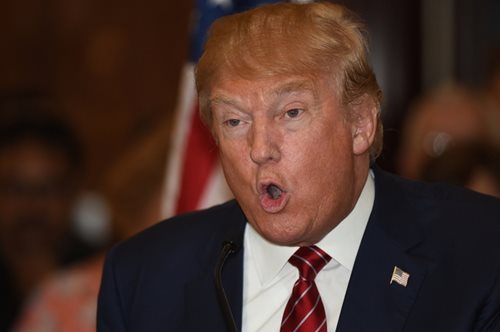 Κάποιος αφαίρεσε με photoshop το μαύρισμα του Donald Trump και τρομάξαμε λίγο