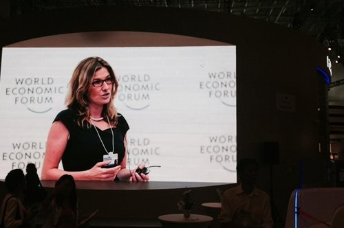 Βραβευμένη Ελληνίδα ερευνήτρια στη Βρετανία αναζητά τρόπους να αναπληρώσουμε τα οφέλη μιας αγκαλιάς