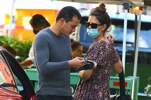 Η Κέιτι Χολμς δίνει την έγκριση της στον πιο αμφιλεγόμενο συνδυασμό της άνοιξης με μία νέα εμφάνιση