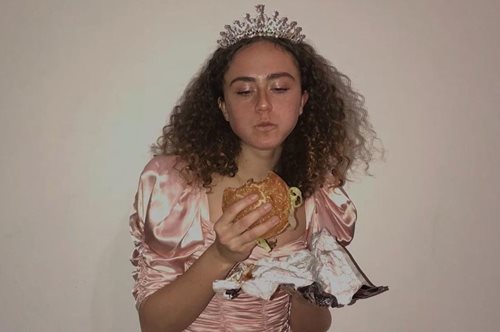 Η αντισυμβατική θετή κόρη της Κάμαλα Χάρις. Το μόντελινγκ, η capsulle συλλογή που ξεπούλησε σε 1 ώρα