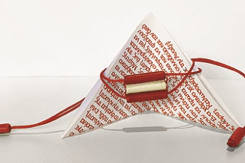 Τα «μαρτάκια» της Bela Louloudaki έρχονται με ένα χάρτινο χελιδόνι να καλωσορίσουν την άνοιξη 