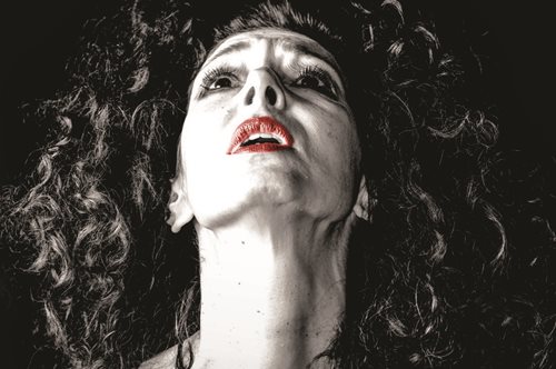 «Μια κραυγή απέναντι στη βία»: Η Δήμητρα Παπαδήμα παρουσιάζει το αυτοβιογραφικό μυθιστόρημά της 