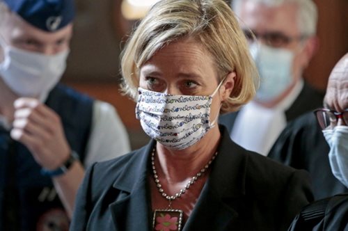 Ο Αλβέρτος του Βελγίου αναγκάστηκε να αναγνωρίσει τη νόθα κόρη του, Ντελφίν Μποέλ, στα 51 της