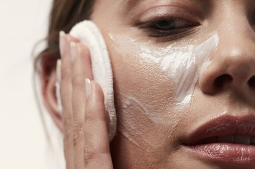 Μια νέα πολυτελής σειρά προϊόντων καθαρισμού για το πρόσωπο. Απολαυστική και φιλική στο περιβάλλον