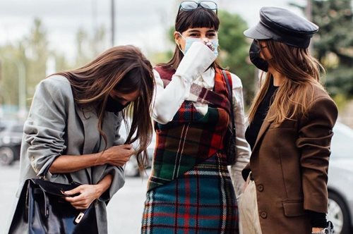 Οι 8 κανόνες που ανατρέπει μια καλοντυμένη γυναίκα άνω των 40, που δεν πιστεύει στην ηλικία  