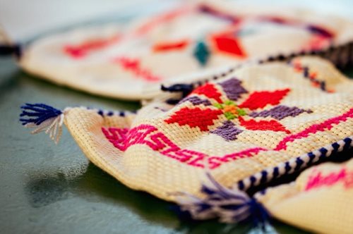 Στο χωριό Τσαγκαράδα του Πηλίου κάνουν copy-paste κεντημάτων: Παλιά και νέα γενιά 