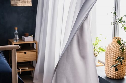 Μία πολύ-λειτουργική κουρτίνα που όχι μόνο φιλτράρει το φως, αλλά καθαρίζει και τον αέρα