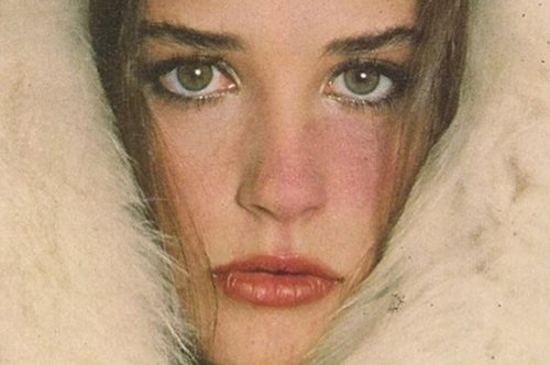 Ξανά στην εφηβεία: Νέα φωτογραφία της 58χρονης Ντέμι Μουρ με αψεγάδιαστη επιδερμίδα γίνεται viral