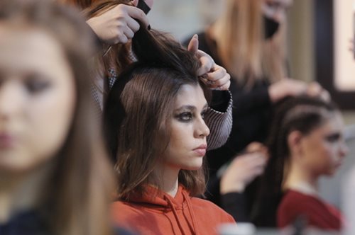 Διαχρονικά νεανικό: Το πιο δημοφιλές χρώμα μαλλιών του 2021 δημιουργεί εφέ λίφτινγκ