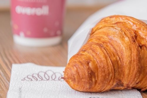 Overoll: Η πρώτη croissanterie της Αθήνας υπόσχεται πολλές βουτυρένιες στιγμές