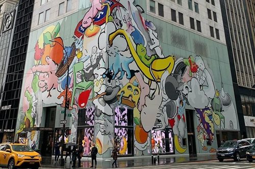 Η μπουτίκ Louis Vuitton στη Νέα Υόρκη αλλάζει την εξωτερική εικόνα των κτιρίων και λέει μια ιστορία