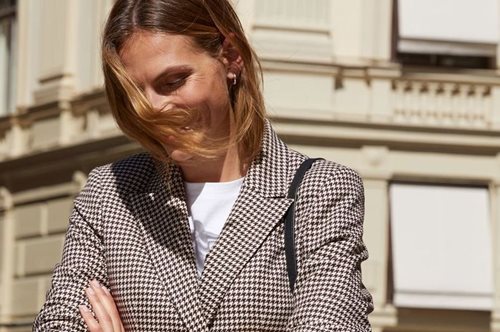 Τα στιλιστικά «διαμαντάκια» που ανακάλυψε μια γυναίκα άνω των 40 στην ανοιξιάτικη συλλογή των Η&Μ