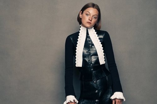 Σαν πανέμορφο κοστούμι θεατρικής παράστασης: To Miu Miu φόρεμα της Έμμα Κορίν στις Χρυσές Σφαίρες