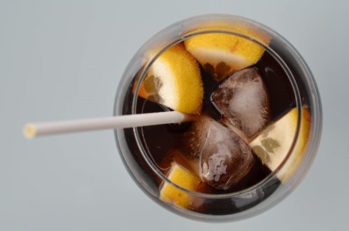 Δοκιμάσαμε την πρώτη ελληνική Cola χωρίς ζάχαρη. Η γεύση της ξεπερνάει τους διεθνείς ανταγωνιστές