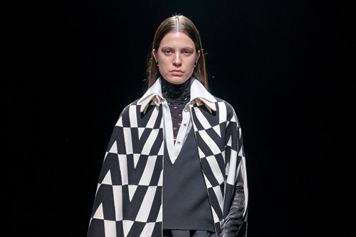 Σαγήνη και ρομαντικά σκοτάδια σε ασπρόμαυρο φόντο: Το σόου του οίκου Valentino στο Μιλάνο καθηλώνει