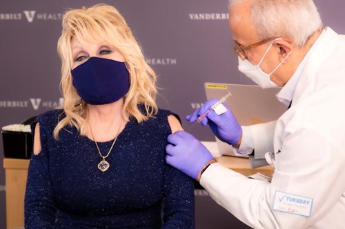 Η Ντόλι Πάρτον κάνει το εμβόλιο, διασκευάζοντας το «Jolene», ένα από τα πιο γνωστά κομμάτια της