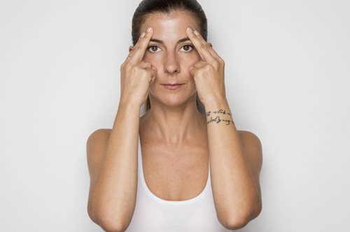 Μπορείς να μειώσεις τις ρυτίδες του προσώπου σου χρησιμοποιώντας μόνο τα δάκτυλα σου;