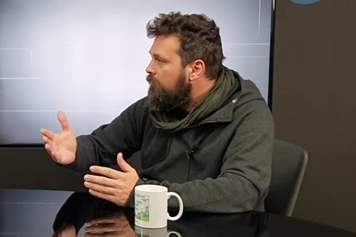 «Ήμουν 13 χρονών. Με ξάπλωσε στο κρεβάτι, μου έκανε στοματικό και μετά ανέβηκε από πάνω μου»