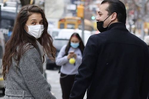 Η εμφάνιση της Κέιτι Χολμς που θα κάνει και τους πιο φανατικούς να απαρνηθούν τα skinny τζιν