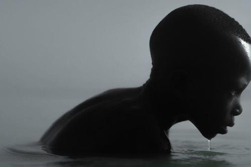 Τα αγόρια της λίμνης Βόλτα: Στη μεγαλύτερη, τεχνητή λίμνη του κόσμου το δουλεμπόριο ανθίζει