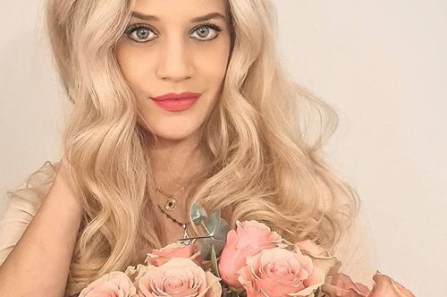 Το φόρεμα της Τζένης Θεωνά από τη νέα συνεργασία των H&M είναι φτιαγμένο από τα υλικά των παραμυθιών