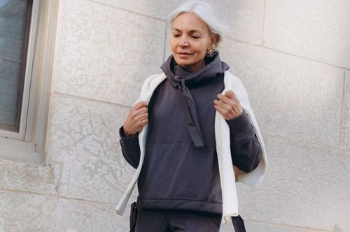 4 ζευγάρια sneakers που χαρίζουν διαχρονική νεανικότητα και απίστευτο στυλ στις γυναίκες άνω των 50