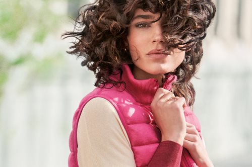 Το νέο αμάνικο μπουφάν διπλής όψης από κασμίρι, ένα αληθινά on-trend κομμάτι για τη σεζόν SS 2021