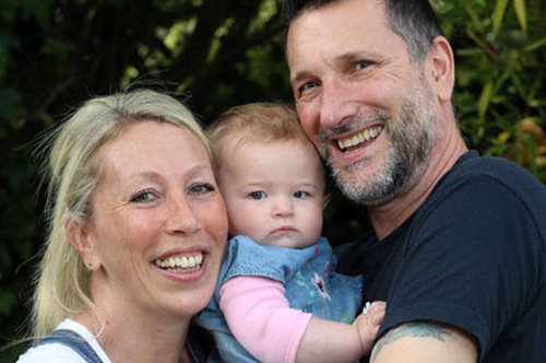 «Είχα εγκαταλείψει κάθε ελπίδα»: Η ιστορία μίας Βρετανίδας που έγινε μητέρα στα 47 της