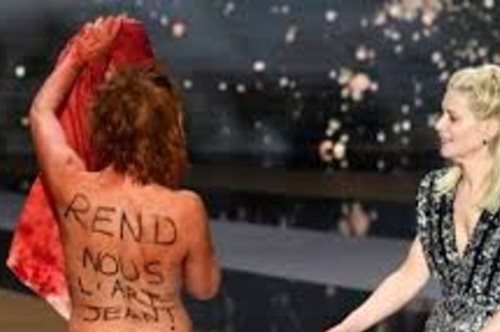 Άφωνοι όλοι στα γαλλικά βραβεία Σεζάρ: H ηθοποιός Κορίν Μαζιερό εμφανίστηκε γυμνή στη σκηνή