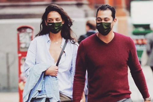 Κέιτι, από που πήρες αυτό το υπέροχο φόρεμα; H Xoλμς στη Νέα Υόρκη με το τρεντ της άνοιξης