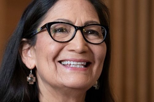 Η 60χρονη Ντεμπ Χάαλαντ, η πρώτη αυτόχθων που γίνεται μέλος της αμερικανικής κυβέρνησης