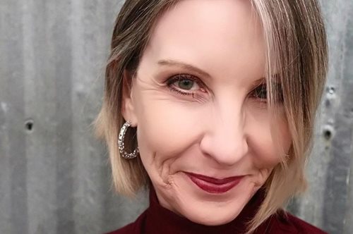 «Όλοι λένε στην 73χρονη μητέρα μου ότι μοιάζει 20 χρόνια νεότερη, χάρη σε αυτό το προϊόν ομορφιάς»