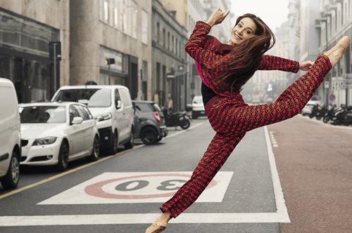 Αυθεντικότητα, ειρωνεία, οικειότητα: Το brand που χρόνια τώρα κάνει την πραγματική ζωή μόδα 