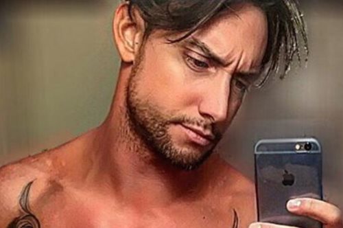 Ποιος είναι ο άνδρας που τσουγκρίζει αβγά με την Άντζελα Δημητρίου στη διαφήμιση-viral; 