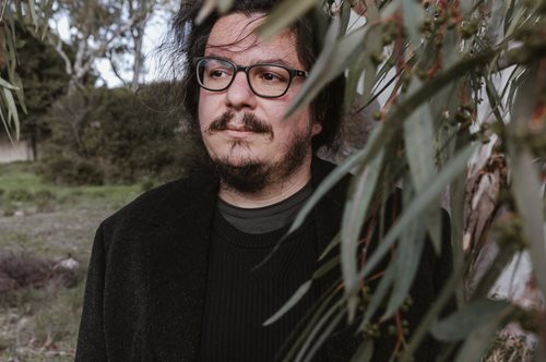 «Ξέρουν και πως ξεραίνομαι όταν δε με κοιτάζεις»: Ο τραγουδοποιός που μάς ταξιδεύει στον έρωτα