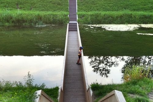 Αρχιτεκτονικό θαύμα: Μια γέφυρα μοναδική στον κόσμο χωρίζει το νερό στα δύο