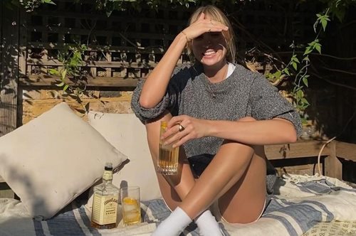 Αυτά είναι τα μοναδικά παπούτσια που ταιριάζουν με όλα τα ρούχα της άνοιξης και του καλοκαιριού