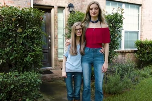 «Νομίζουν ότι είμαι κόρη της»: Οι μοναδικές δίδυμες αδερφές στον κόσμο που η μία πάσχει από νανισμό