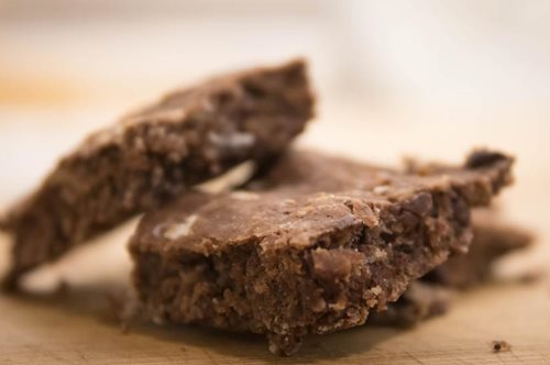 Μπάρες βρώμης με σοκολάτα: Μια συνταγή χωρίς ζάχαρη, χωρίς ψήσιμο για το πιο υγιεινό γλυκό σνακ