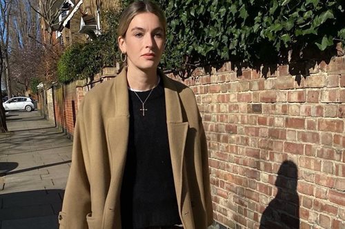 Το άνετο αλλά άχαρο ρούχο που προσθέτει κιλά στον κορμό. Μια Γαλλίδα μού έμαθε πώς να το φοράω κομψά