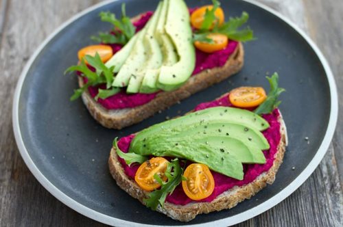 Μια διατροφολόγος μας προτείνει 8 εύκολα, υγιεινά, βραδινά γεύματα με ελάχιστες θερμίδες