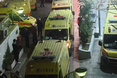 Ουρές τα ασθενοφόρα στον «Ευαγγελισμό»: Μια viral φωτογραφία για τις δύσκολες μέρες που διανύουμε